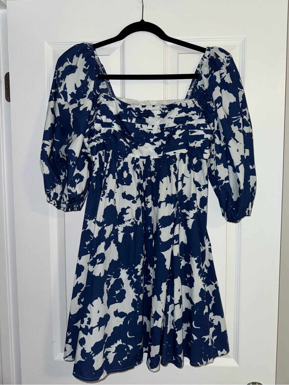 NWOT Abercrombie & Fitch Navy and White Floral Puff-Sleeve Dress